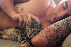 alekzmx:  Guys with Cats