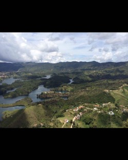 #guatape #pueblo #Colombia #elpenol #elpeñol #bigassrock almost