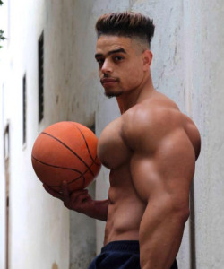 rippedmuscularjock:At places I am bigger than this basketball