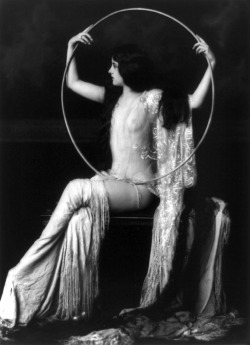 vintage-hotties:  Flo Newton photographed by Alfred Cheney Johnston