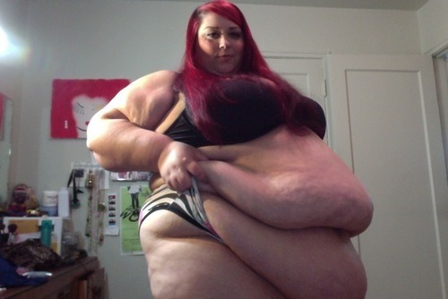 ssbbwchicklover:  Damn she is so sexy I just love her huge double hanging belly