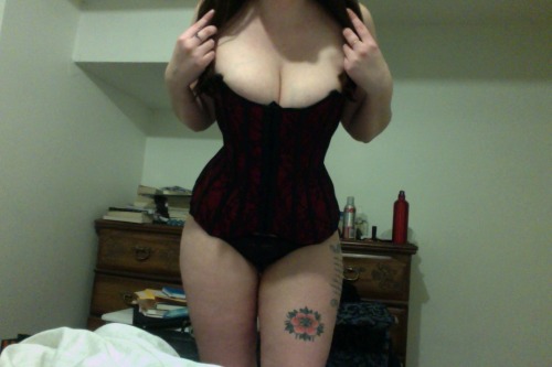 liz-purrr:Found my old corset.  Always so sexy.