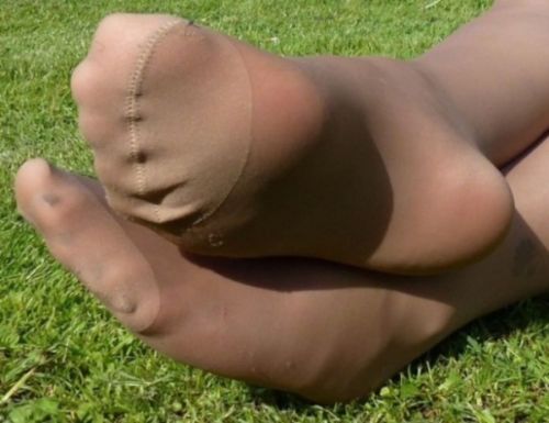 stinkytights:Sweaty feet on a lunchbreak. No need for sandwiches