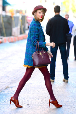 swiftgallery:  November 10, 2014 | Arriving at her apartment