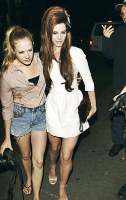 bandaidpennylane:The perfect stylings of the Grant sisters.
