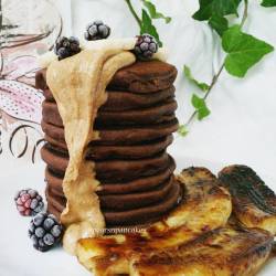 pearsnpancakes:  gotta love pancakes ‘n cashew butter 😋