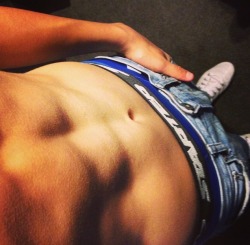 randomjocks:  Showing those nice abs and Starter waistband from