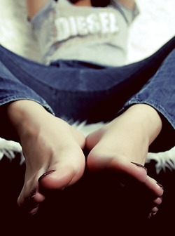 feet-art:  Barfuss in jeans. Sehr sexy.