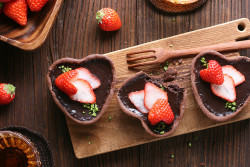 ilikeasianfood:  Dark Chocolate Tarts by bananagranola (busy)