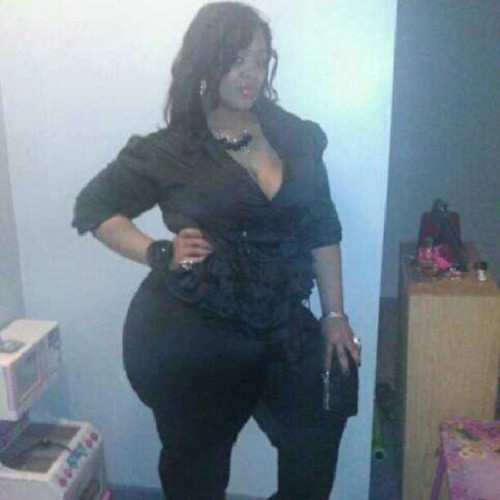 ghettogoodness:  I love this womanâ€™s thickness!!!!!!!  That’s ALOT 4 My Face 2 Explore!!