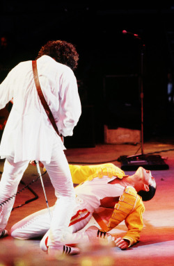 fuckyeahmercury:  Freddie Mercury and Brian May live on stage