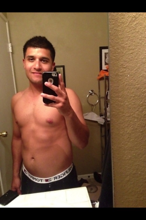 collegeguykingdom:  Skout tricks! Submit your own straight guy tricks! Unthunger@yahoo.com