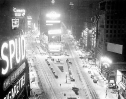 fuckyeahvintage-retro:  New York City, 1935 © NY Daily News