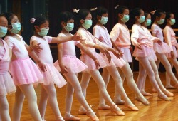xne:  Ballerinas practice with medical masks during the SARS