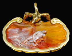 ufansius:  Chalcedony cover carved with Venus and Cupid sleeping