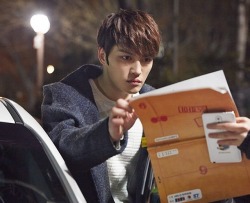 ilovekimjaejoong:Jaejoong Reading SPY Scripts Whenever Wherever