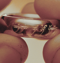mishacolins:In the common tongue it says: One Ring to rule them