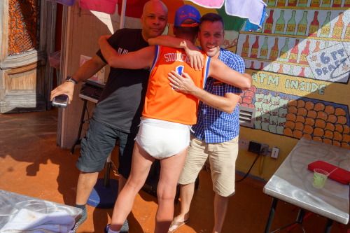 wetguppy:I’m still starstruck from meeting Itsthatdiaperguy in person right here in NYC! Love the exhibtionist AB/DL guys out there. This guy is SUCH a character! What fun he’s bringing to the world.Keep up the #ABDL work, boys.