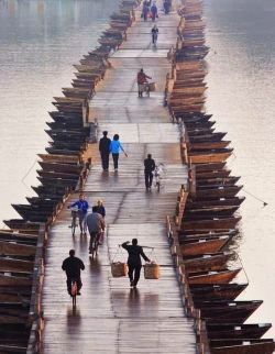 duartealmada:  This ancient floating bridge, about 800 years