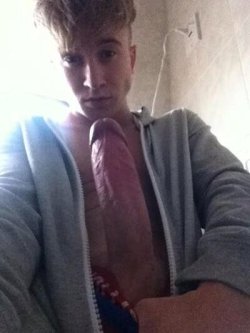 boysoftwitter:  @lukestwittor thats one of his many nudes 