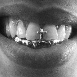 dollycohenparis:  @badgalriri #Grillz #Drillz #Slippin #Cross