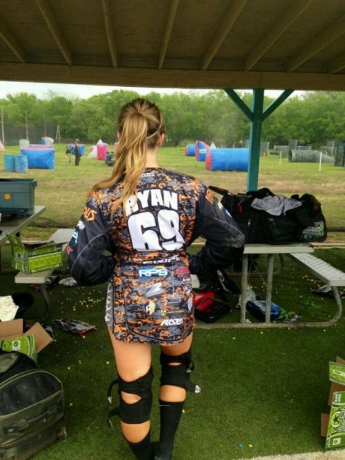 g0llddiggerr:  More paintball girls