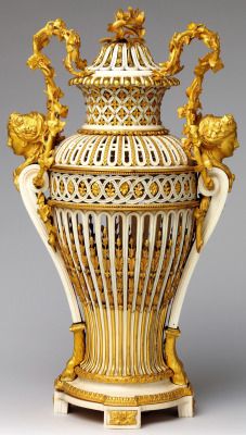 ufansius:  Ivory and gilt bronze vase with cover - Paris, circa