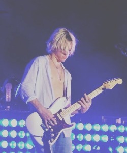 r5-rocks-my-sockss:  Shout out to Ross’ half nip slip