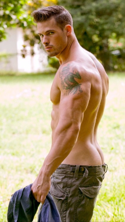 Complete hunk ðŸ˜http://imrockhard4u.tumblr.com