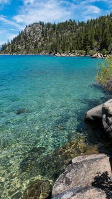 earthporn:  Clear waters at Lake Tahoe, Nevada [OC] (2048 x 1152)