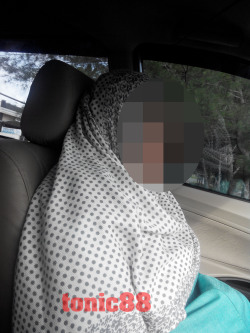 sultanbluenusantara:milf bini orang berjilbab romen dalam mobil 