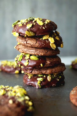 gastrogirl:  gluten-free salted pistachio nutella cookies. 