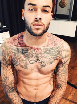 newhaircut:  thickumzz1:  lindsay35:  Don benjamin   😋😋