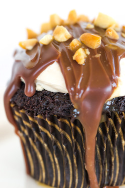 chocolateguru:    Snickers Cupcakes 