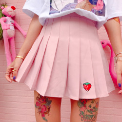 softjoy:♡  strawberry embroidered pleated skirt ♡ // ว.00