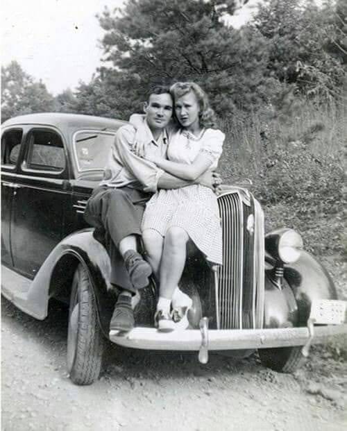Bonnie Parker & Clyde Barrowhttps://painted-face.com/