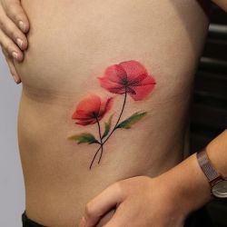 tattoos-org:  Poppy Tattoo  Artist: Joice Wang (@joicewangtattoos)