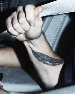 zaiyns:  a clear view of Liam’s new feather tattoo 