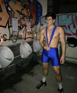 loveroflycra:  Wrestle with him all day #lycralover #lycrafetish