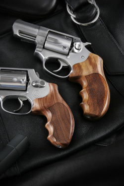 weaponslover:    S&W J Frame and Ruger SP 101 with Hogue