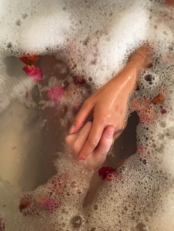 sir-hiskitten-andacamera:  Soooooooooo we took a bath with special