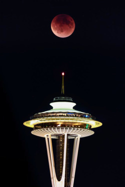 humanoidhistory:  Seattle’s Space Needle earns its name in