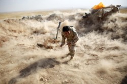 csgoingtowork:  A Kurdish fighter utilizes an 81mm mortar to