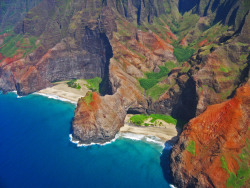 holdingmysides:  The Hidden Beaches of Kapaa, Hawaii. Photo by