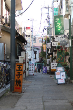 ileftmyheartintokyo:  The narrow streets of Kamakura by Camila