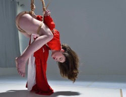 gorgone-kinbaku:  « Skin white as snow, lips red as blood,