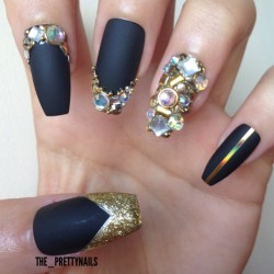 the-prettynails:  Gorgeous matte black x gold junk 😍❤️👌