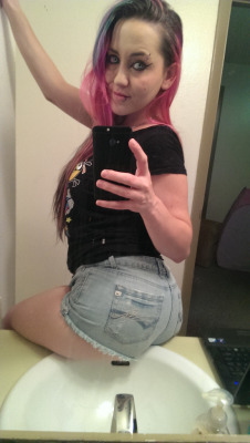HarleyQuinn420 grabs the classic selfie for us to look at. <3