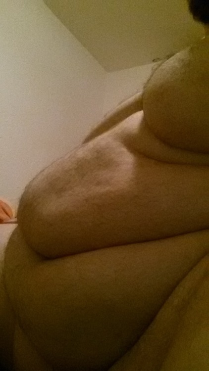 doughpunk:  fatwasad:  After being awake for around 1 hour i decided to go back into my bed. Wish i could stay here forever.   Which body parts are we even looking at? Sexy as hell regardless.  I love man blobs.