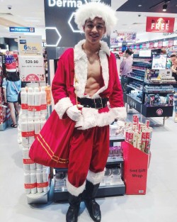 passbysg:  Santa lost weight…   Passbysg.tumblr.com 